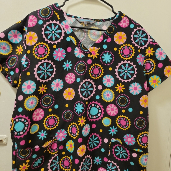 Large Scrub Top - Picture 1 of 3